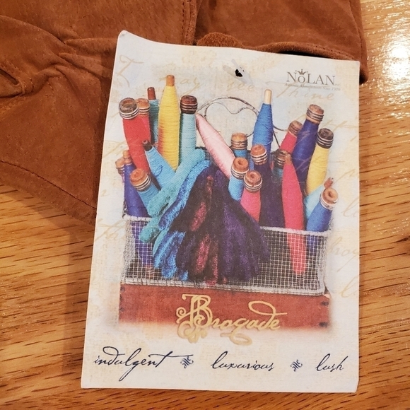 Nolan Camel Colored Gloves with Jeweled Accent NWT - Picture 6 of 8